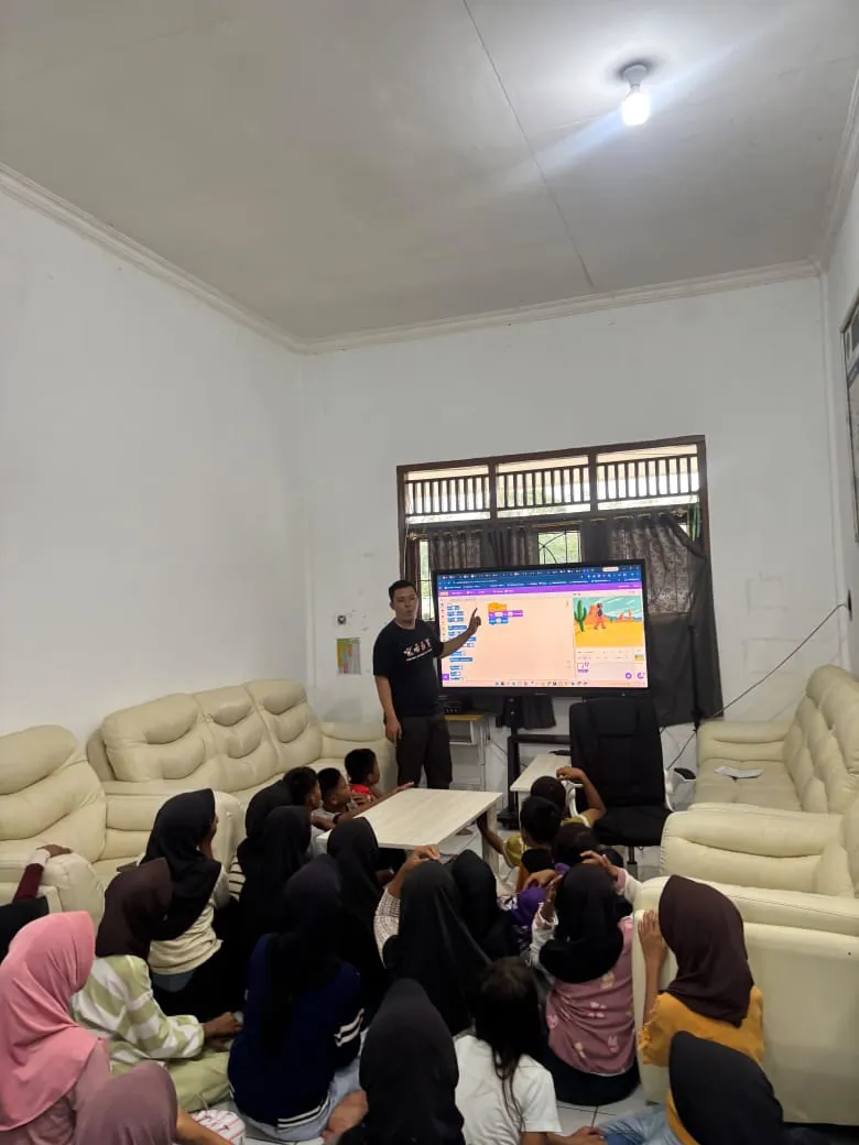 Kegiatan Belajar Coding dengan Siswa Baru